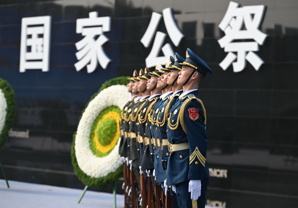 2024年12月13日是第十一个南京大屠杀死难者国家公祭日,南京大屠杀死难者国家公祭仪式在侵华日军南京大屠杀遇难同胞纪念馆举行。新华社记者 季春鹏 摄